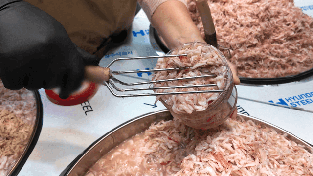 Scene of putting shrimp paste into bottle