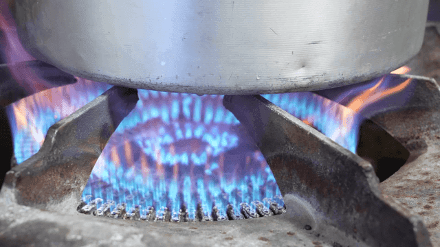가스레인지 위에서 가열되는 냄비