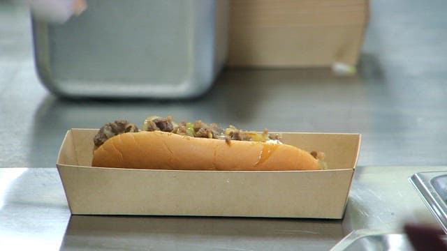 케첩과 마요네즈를 뿌려 완성하는 한우 불고기 버거