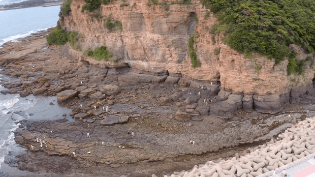 사람들이 탐험하는 바위 해안선