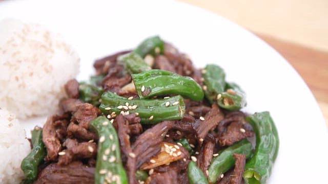 꽈리고추가 들어간 짭조름한 소고기 장조림과 밥