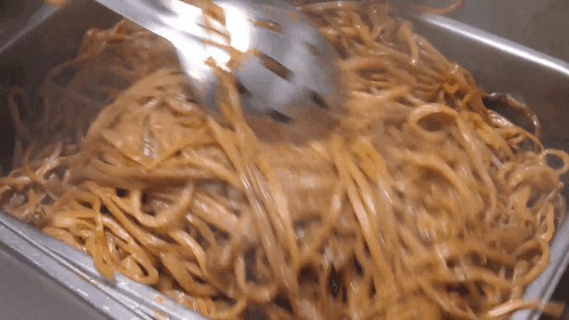 트레이에서 무쳐지는 고구마순