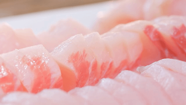 접시에 담긴 신선한 회