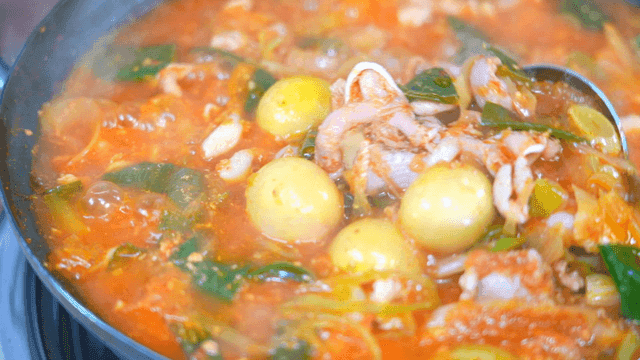 Sight of spicy chicken offal soup boiling