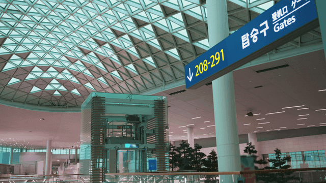 게이트 표지판이 있는 현대적인 공항 터미널