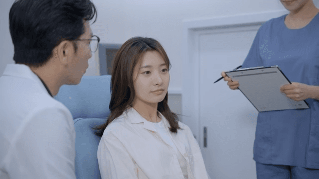 의사에게 검사 결과에 대해 설명 받는 환자