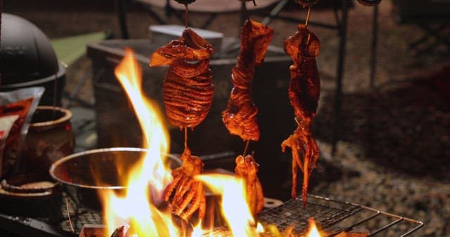 그릴 위에서 지글지글 요리되는 오징어