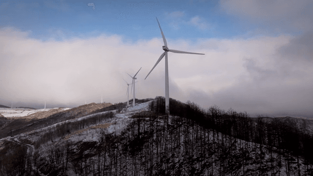 눈 덮인 산의 풍력 터빈