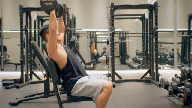 헬스장에서 덤벨을 드는 남성