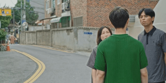 조용한 거리에서 대화하는 사람들