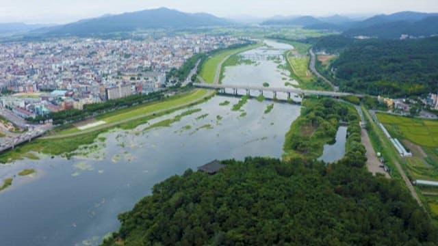 강과 도시 풍경이 어우러진 자연과 도시의 조화