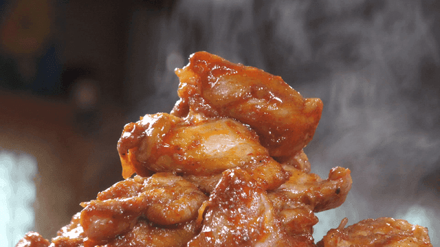 김이 나는 매콤한 닭갈비