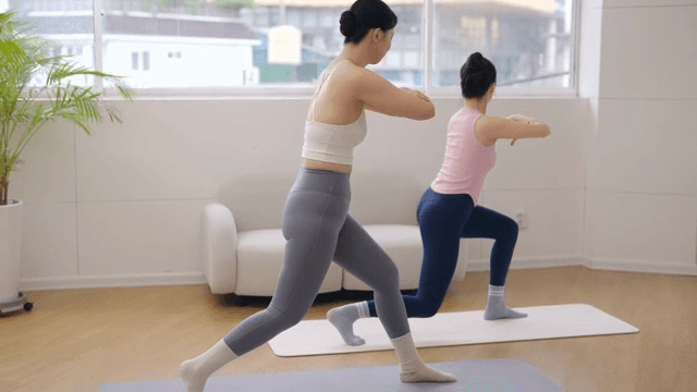 실내에서 요가를 하는 두 여성