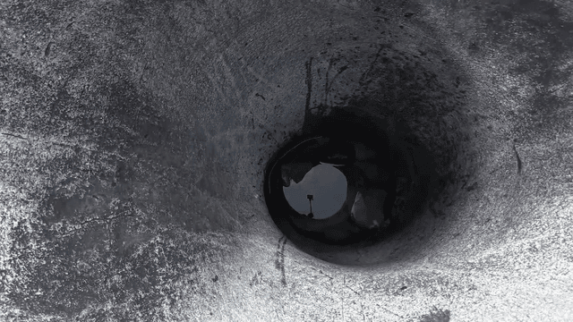 깊은 구멍이 있는 큰 바위