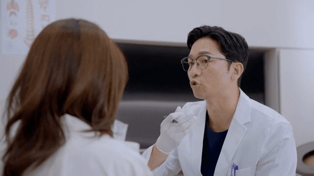 진료실에서 환자와 상담하는 의사