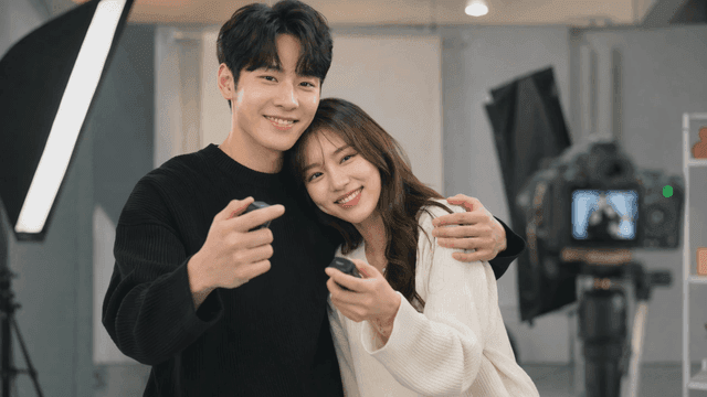 셀프 스튜디오에서 사진을 찍는 커플