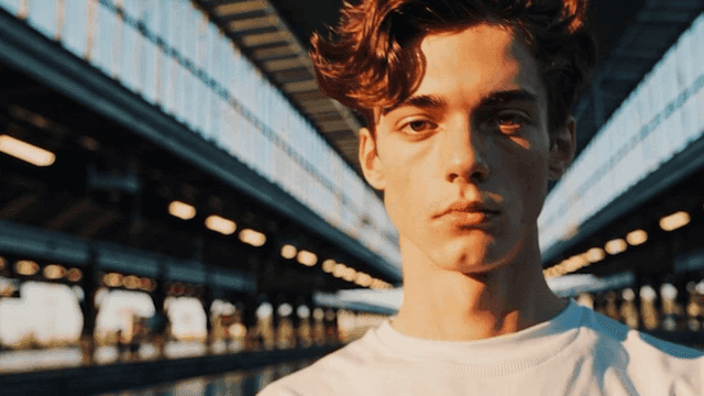 기차역에 서 있는 젊은 남성