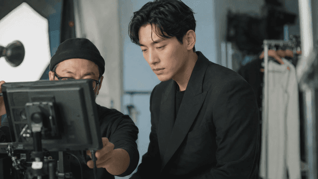 모니터링을 하는 촬영 감독과 모델