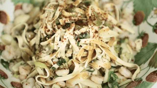 새우와 양념이 들어간 면 요리