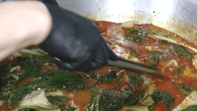 우려지는 붉은 우거지 국물