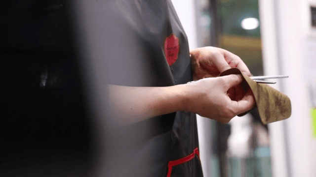 미용 가위를 닦는 미용사