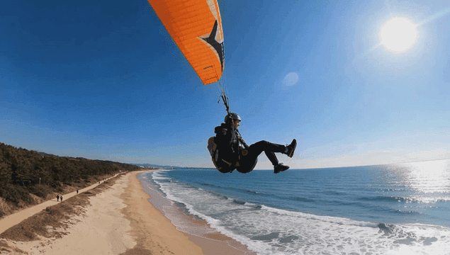 아름다운 해변 위에서 패러글라이딩