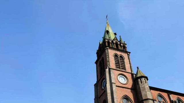 맑은 하늘 아래 높은 역사적인 성당탑