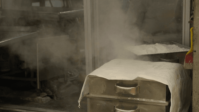 실내에서 음식이 찌고 있는 모습