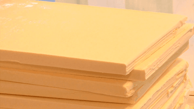 준비 중인 노랗고 단단한 버터 더미