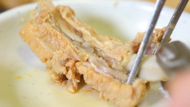 젓가락으로 돼지갈비의 살을 발라내는 모습