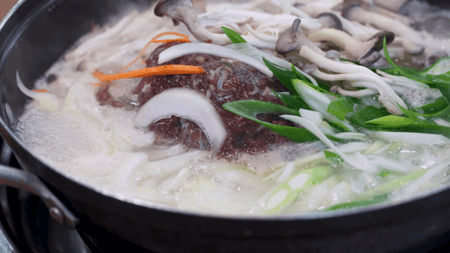 Mushroom hot pot with vegetables and beef