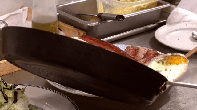 샐러드, 소시지, 베이컨이 담긴 접시