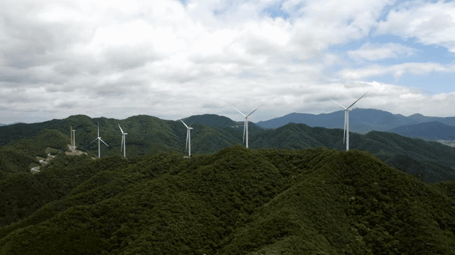 푸른 산 위의 풍력 터빈