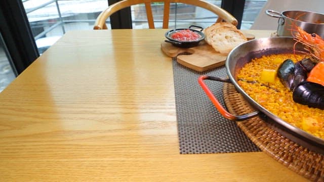 테이블 위의 맛있는 해산물 파에야