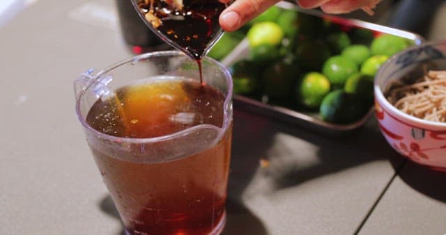 주방에서 투명한 주전자에 소스를 붓는 모습