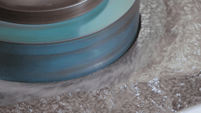 자박한 냉각수 위의 현무암 연삭기