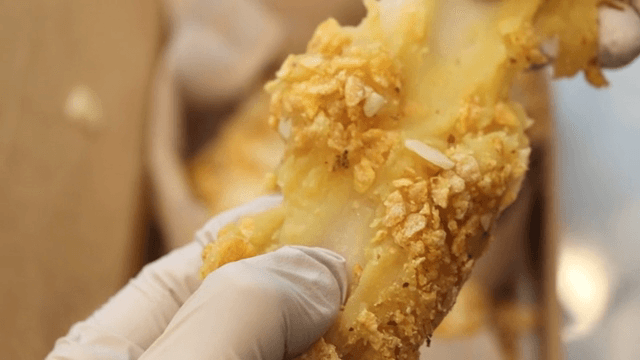 Shredding chicken made with rice cakes