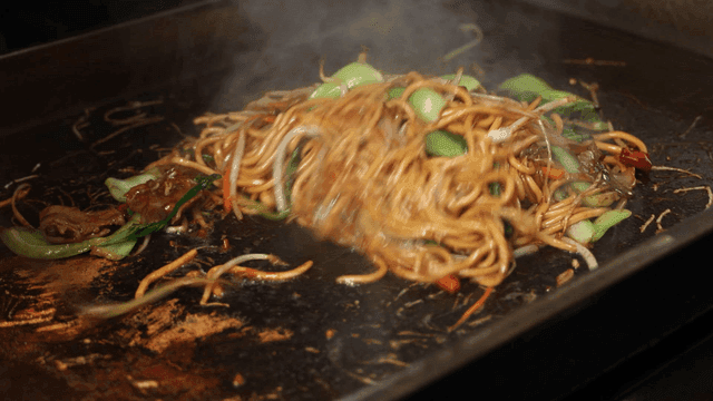 Spatula for stir-frying noodles with vegetables