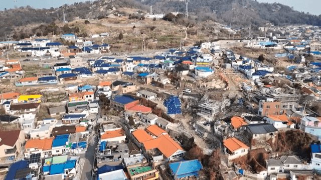 언덕 마을의 다채로운 집들