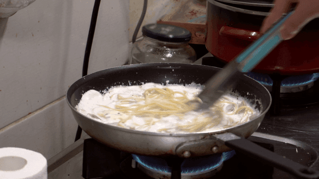 Cooking creamy pasta in a pan