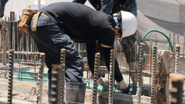 케이블을 정리하는 건설 노동자