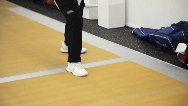 실내 펜싱 연습과 발놀림