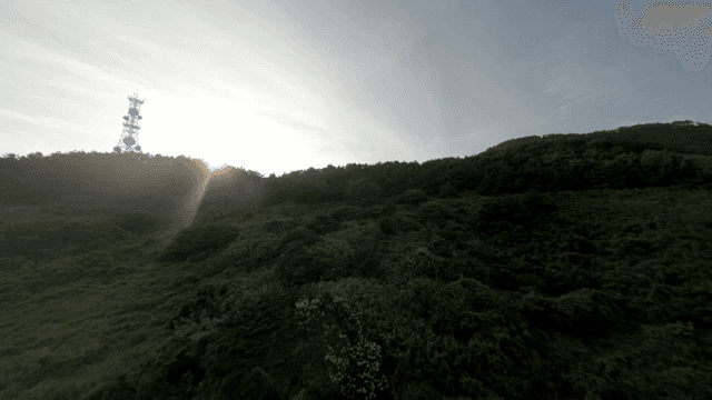 일출 시 고요한 산과 마을