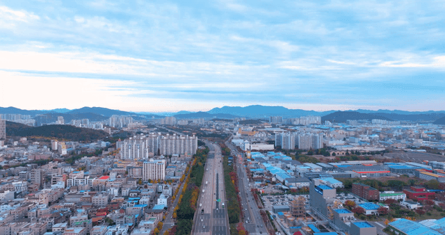멀리 산이 보이는 광활한 도시 풍경
