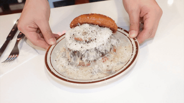 테이블에 서빙된 치즈가 뿌려진 버거