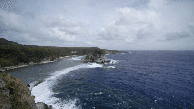 파도가 부딪히는 바위 해안선
