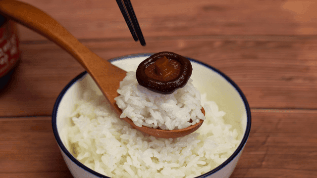 표고버섯이 올려진 밥 한 숟가락