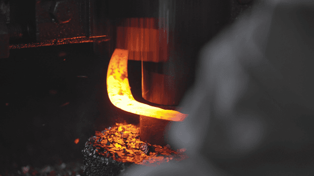 공장에서 제작되는 달궈진 금속