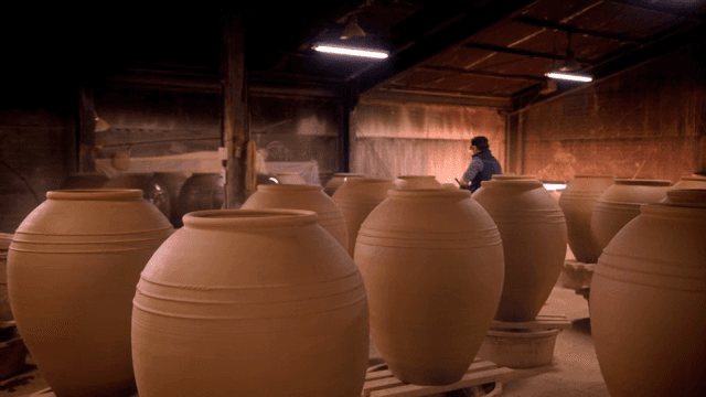 도예 작업장에서 일하는 장인