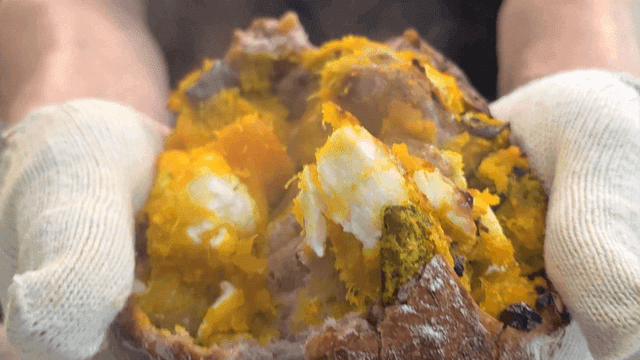 반으로 갈라지며 김이 나는 빵